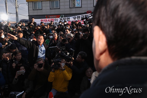 진영 행정안전부 장관이 30일 오후 신종 코로나 바이러스 발생지역인 중국 우한시에서 귀국하는 교민들을 수용하기로 한 충남 아산시 초사동 경찰 인재개발원앞에서 반대 시위 중인 주민들을 만나 이야기를 듣고 있다.