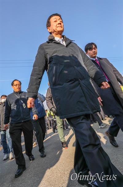 진영 행정안전부 장관이 30일 오후 신종 코로나 바이러스 발생지역인 중국 우한시에서 귀국하는 교민들을 수용하기로 한 충남 아산시 초사동 경찰 인재개발원앞에서 반대 시위를 벌이는 주민들을 설득하기 위해 방문했다.