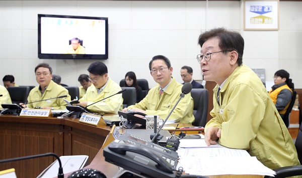 이재명 경기도지사가 30일 오전 경기도청 재난상황실에서 열린 대통령 주재 신종 코로나바이러스 감염증 대책 종합점검회의(영상회의)가 끝난 뒤, 곧바로 열린 경기도 시군 단체장 회의에서 마스크 등 위생용품 매점매석 행위에 대해 엄중히 대응하겠다고 밝히고 있다. 