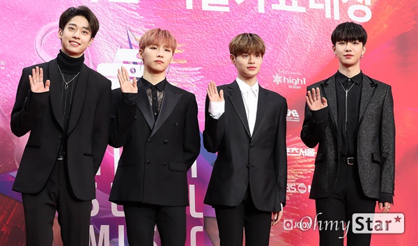 AB6IX, 블랙수트로 꾸민 매력 AB6IX(이대휘, 박우진, 임영민, 김동현, 전웅)가 30일 오후 서울 고척스카이돔에서 열린 제29회 하이원 서울가요대상 레드카펫에서 포토타임을 갖고 있다.