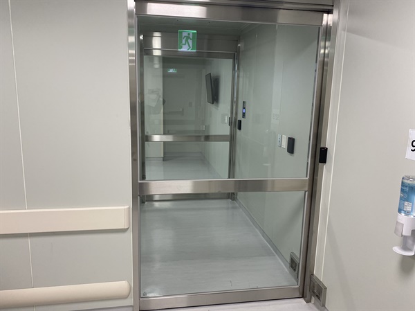 이중 삼중 차단문에 설치된 성남의료원 음압병실