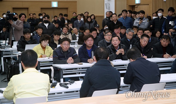  정부가 ‘신종 코로나 바이러스 감염증’을 대비해 중국 우한 교민들을 충남 아산과 충북 진천에 격리 수용하기로 한 가운데 30일 오후 충북 진천 국가공무원인재개발원 수용 시설을 현장 점검한 진영 행정안전부 장관이 지역 주민들과의 간담회에 참석해 선정 이유를 설명하고 있다.