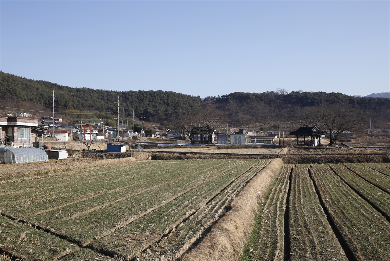 상사마을과 나란히 자리한 하사마을 풍경. 지리산을 끼고 있는 전형적인 농촌이고 산촌이다.