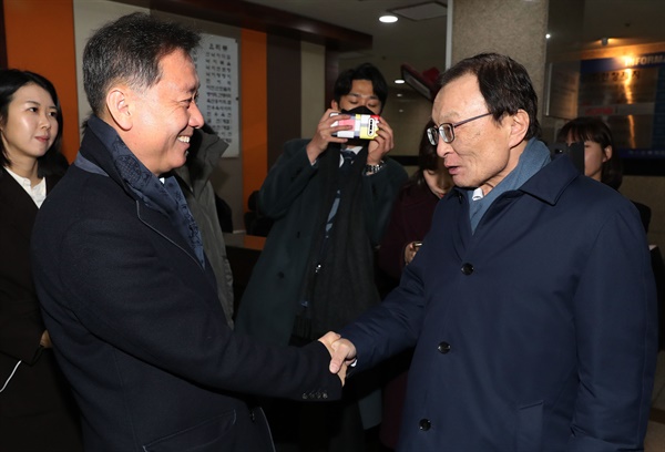 더불어민주당 이해찬 대표(오른쪽)가 지난 1월 30일 오후 서울 여의도의 한 식당 앞에서 이광재 전 강원도지사와 만찬을 앞두고 악수하고 있다.
