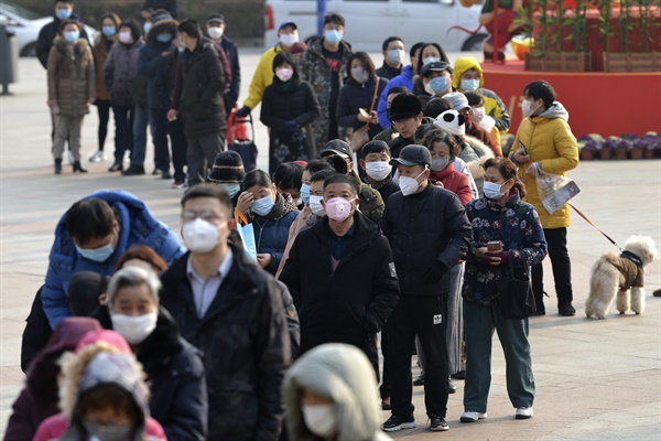 (난징 AP=연합뉴스) 신종 코로나바이러스 감염증이 확산 중인 가운데 지난달 29일 중국 장쑤성 난징의 한 약국에서 시민들이 마스크를 사기 위해 길게 줄을 서 있다.