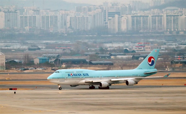 31일 서울 강서구 김포국제공항에서 중국 우한 거주 한국 교민 수송에 투입된 전세기가 도착하고 있다. 