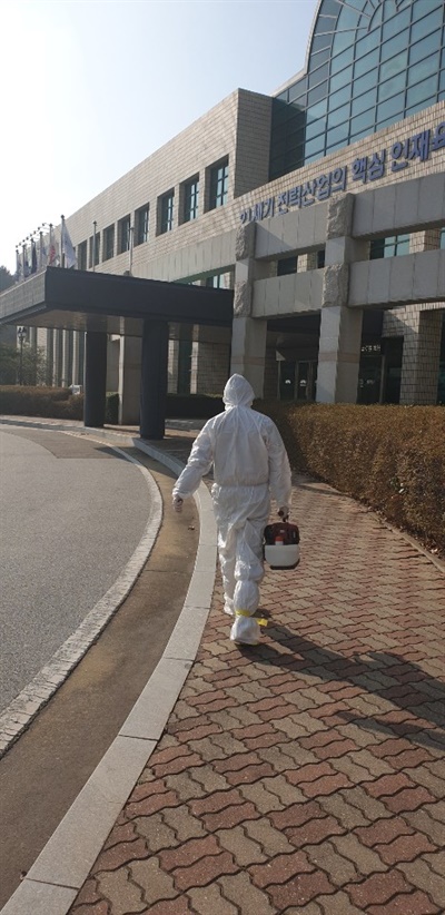 2차감염 확진자와 접촉한 충남 태안군 거주 신아무개씨가 근무한 한국발전교육원을 방역당국 관계자가 소독하고 있다. 