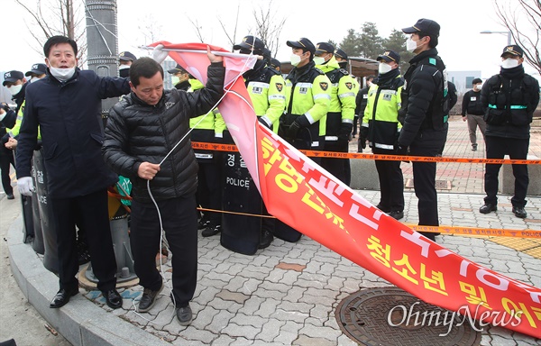  진천 주민대책위원회 공동위원장들이 31일 오전 중국 우한 교민들이 수용될 예정인 충북 진천 국가공무원인재개발원 앞에서 교민들의 수용을 막지 않겠다고 입장을 밝힌 뒤 수용 반대 현수막을 자진 철거하고 있다.