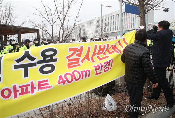  진천 주민대책위원회 공동위원장들이 31일 오전 중국 우한 교민들이 수용될 예정인 충북 진천 국가공무원인재개발원 앞에서 교민들의 수용을 막지 않겠다고 입장을 밝힌 뒤 수용 반대 현수막을 자진 철거하고 있다.