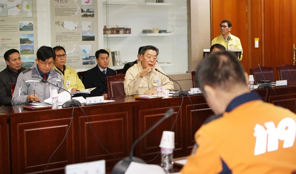 머리 맞댄 태안군 기관장들 가세로 태안군수가 태안군내 10개 기관장들이 모인 가운데 31일 열린 긴급 대책회의에서 당부의 말을 전하고 있다. 가 군수는 이날 회의 이후 양승조 지사가 주관하는 화상회의에도 참석해 태안군의 대응책을 보고했다.