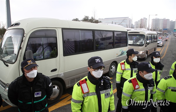 우한에서 귀국한 교민을 태운 경찰버스가 31일 오후 충북 진천 국가공무원인재개발원에 도착하고 있다.