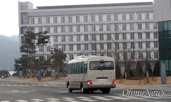 우한에서 귀국한 교민을 태운 경찰버스가 31일 오후 충북 진천 국가공무원인재개발원에 도착하고 있다.