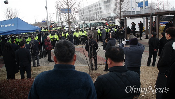 우한에서 귀국한 교민을 태운 경찰버스가 31일 오후 충북 진천 국가공무원인재개발원에 도착하자, 진천 주민들이 이를 지켜보고 있다.