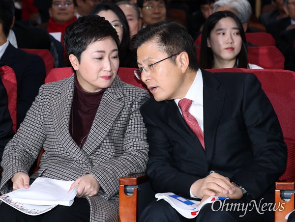 이언주(왼쪽) 미래통합당 의원이 황교안 대표와 이야기를 나누고 있는 자료사진.
