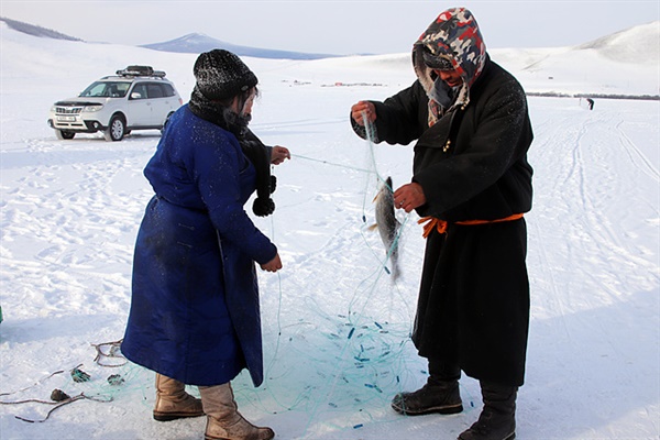 얼어붙은 차강노르 호수에서 1m 두께 얼음을 깨고 고기를 잡는 현지인들. 잡은 고기를 얼음위에 두자 2분도 안되어 얼어죽었다.  