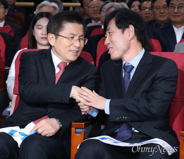 2020년 1월 31일 당시, 자유한국당 황교안 대표와 새로운보수당 하태경 책임대표가 서울 여의도 국회 의원회관에서 열린 혁신통합추진위 제1차 대국민보고대회에서 환담하고 있다. 