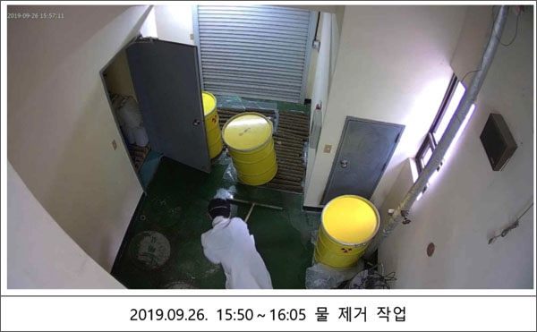  이번 조사과정에서 확인된 자연증발시설 액체폐기물 유출 과정 CCTV 화면. 원자력연구원은 필터 교체시마다 오염수가 약 50ℓ유출되어 바닥배수 탱크로 흘러 들어갔다고 밝혔다.