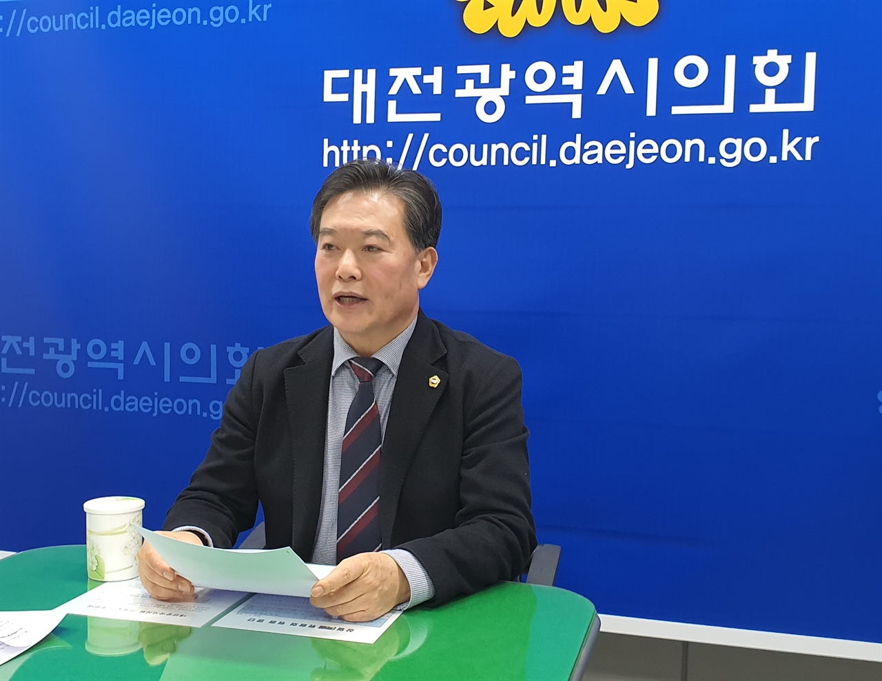 남진근 대전시의원이 31일 민주당 소속 대전시의원들을 대신해 성명서를 발표하고 있다.