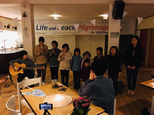 어린이 길벗들이 윤동주 시인의 <눈 감고 간다>에 가락을 붙여 노래를 불렀다. 