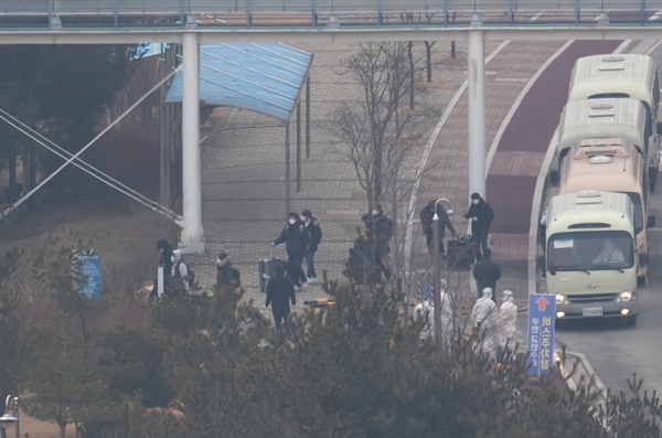 지난 2월 1일 신종 코로나바이러스 감염증 발병지인 중국 우한에서 2차로 입국한 교민들이 충남 아산시 초사동 경찰인재개발원에 도착, 차에서 내리고 있다.