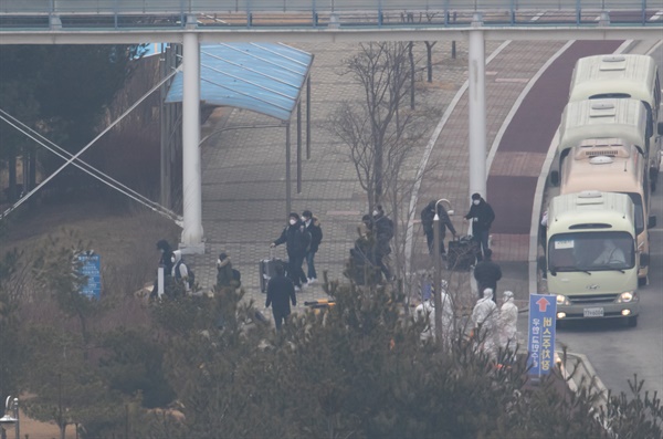  신종 코로나바이러스 감염증 발병지인 중국 우한에서 2차로 입국한 교민들이 1일 충남 아산시 초사동 경찰인재개발원에 도착, 차에서 내리고 있다.