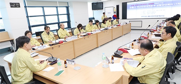 강릉시는 지난 31일 재난안전상황실에서 회의를 갖고, 신종 코로나바이러스 비상방역대책반을 재난안전대책본부로 격상하기로 결정했다.