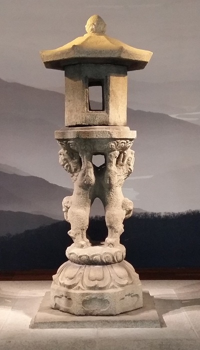 국립광주박물관에 들어서면 1층 중앙 로비를 환하게 밝혀주는 명품 석등이 있다. 통일신라시대 후기에 만들어진 국보 제103호 ‘광양 중흥산성 쌍사자 석등’이다
