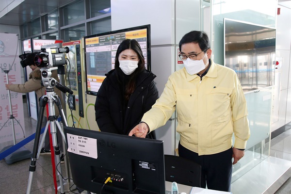 2월 2일 신종 코로나 바이러스 감염증 차단 현장을 찾은 허성무 창원시장.