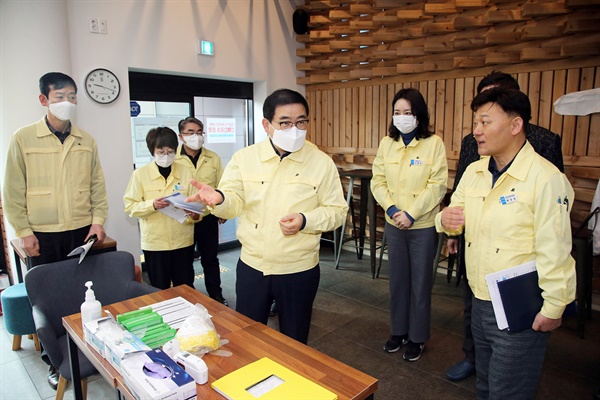 2월 2일 신종 코로나 바이러스 감염증 차단 현장을 찾은 허성무 창원시장.