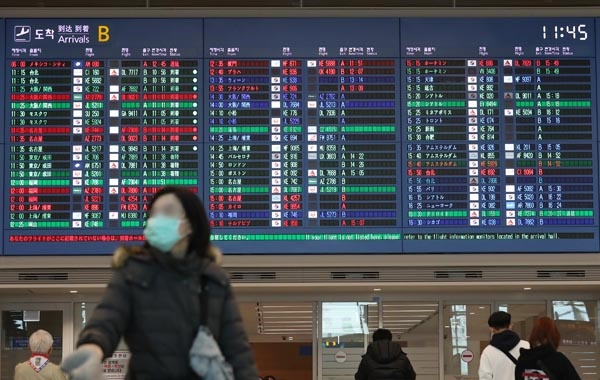  신종 코로나바이러스 감염증 확산이 우려되고 있는 2일 인천국제공항 2터미널 입국장에서 이용객들이 마스크를 착용하고 있다.