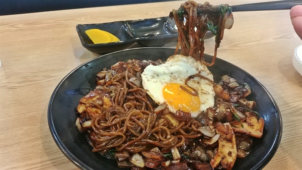 짜장면 본연의 맛을 제대로 즐기기에는 간짜장이 더 좋다. 
