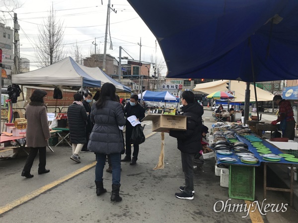 고양시는 지난달 28일부터 30일까지 3일 동안 관련 부서 전 직원이 원당·능곡·일산 전통시장과 덕이동 상점가 등에 나가 상인과 시장 이용 시민들에게 마스크 7000여 개와 손세정제를 나눠줬다.