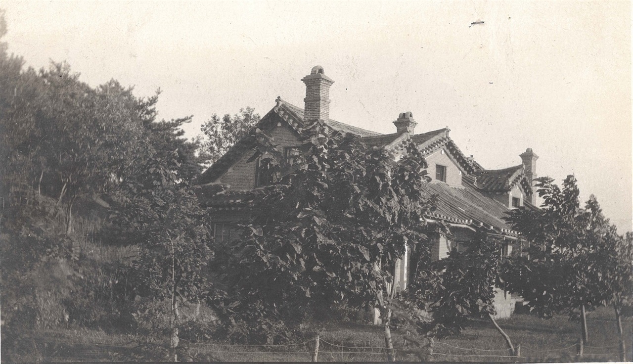 군산시 구암동 구암동산에 있었던 초창기 구암병원(1906)