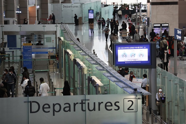 지난해 2월 인천공항 출국장에서 이용객들을 위한 코로나19 예방법이 안내되고 있다. 기사와 직접 관련 없는 자료사진.