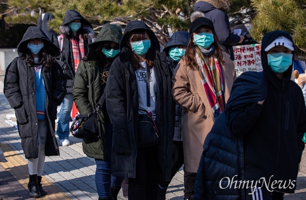 신종 코로나바이러스감염증이 발생해 국내 확산 조치가 상향되고 있는 3일 오전 서울 종로구 청와대 인근에서 외국인 관광객들이 마스크를 쓰고 이동하고 있다.