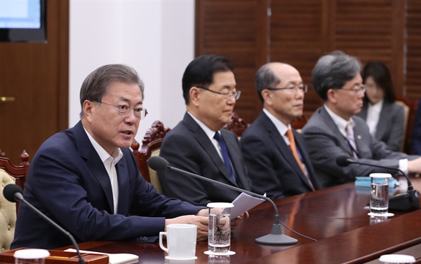 문재인 대통령이 3일 오후 청와대에서 열린 수석·보좌관 회의에서 발언하고 있다. 