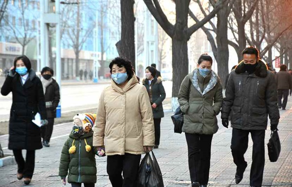 북한 노동당 기관지 <노동신문>은 3일 '신형 코로나비루스(바이러스) 감염증을 철저히 막자'는 제목의 특집기사를 싣고 마스크를 착용한 주민들의 모습을 공개했다. 
