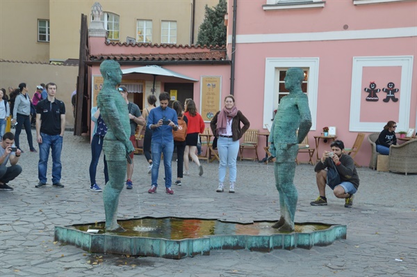 ‘오줌 누는 사람들'이라는 조각상이 서서 오줌을 싸고 있다. 