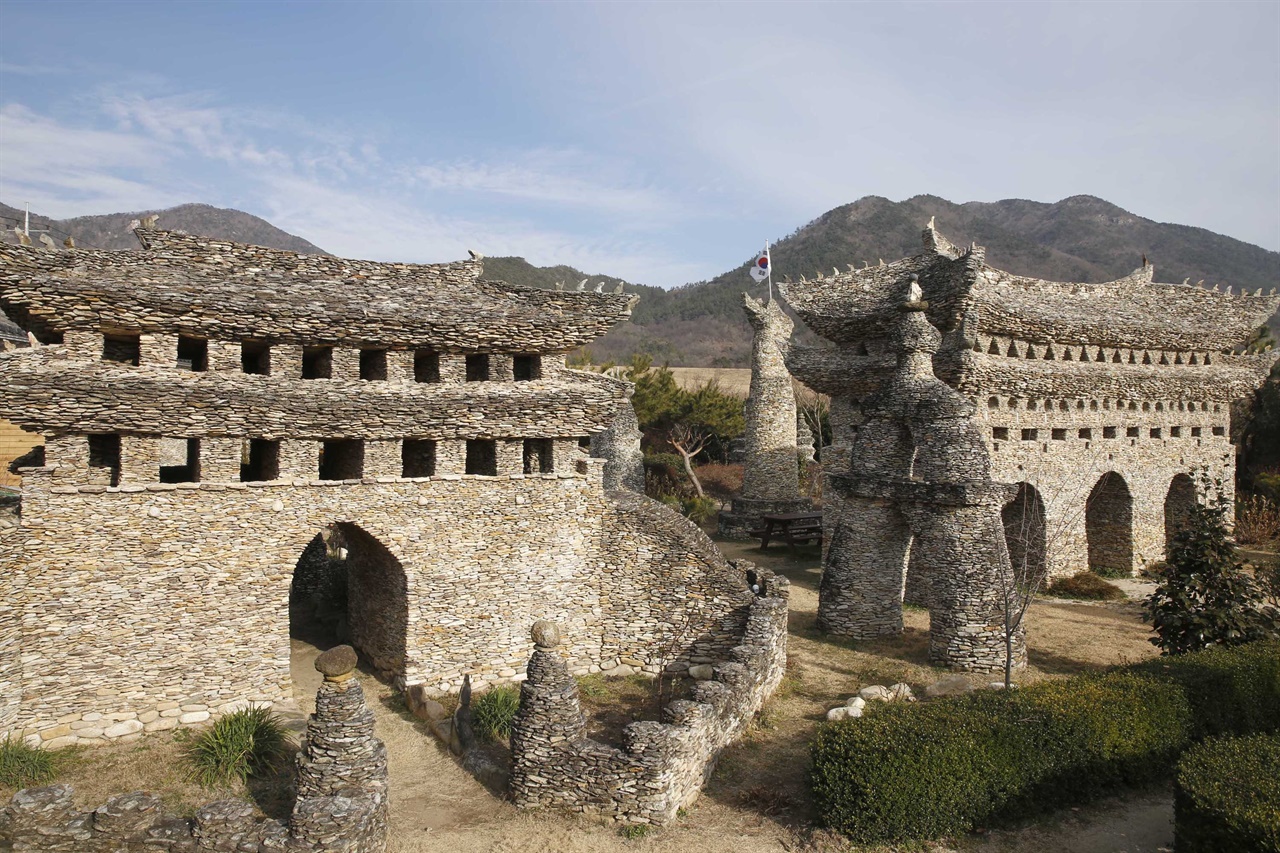 최병수 씨가 돌을 쌓아서 만든 숭례문과 광화문. 최 씨는 27년째 돌로 탑을 쌓고 각종 건축물을 짓고 있다.