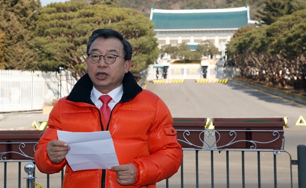  자유한국당 전신인 새누리당 대표를 지낸 무소속 이정현 의원이 4일 청와대 앞에서 4·15 총선 서울 종로 출마를 선언하고 있다.