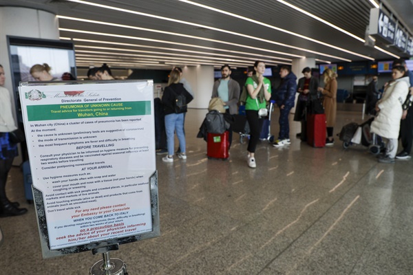중국발 신종 코로나바이러스 감염증 공포가 전세계로 확산하는 가운데 지난 1월 21일(현지시각) 이탈리아 로마 피우미치노 국제공항에 중국 우한 여행객들을 대상으로 주의를 당부하는 안내문이 게시돼 있다.