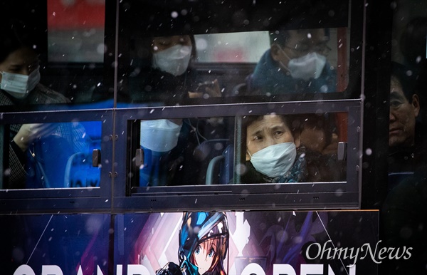 2월 4일 오전 서울 광화문 일대를 지나는 버스 탑승객들이 마스크를 착용하고 있다.
