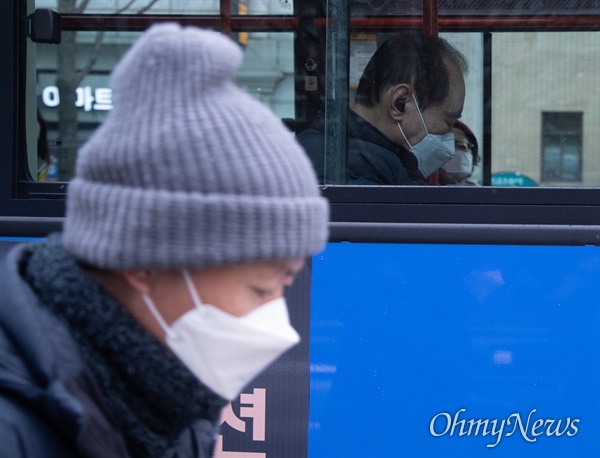 신종 코로나바이러스감염증이 발생해 국내 확산 조치가 상향되고 있는 가운데, 서울 광화문 일대에 지나는 버스 탑승객들이 마스크를 착용하고 있다.