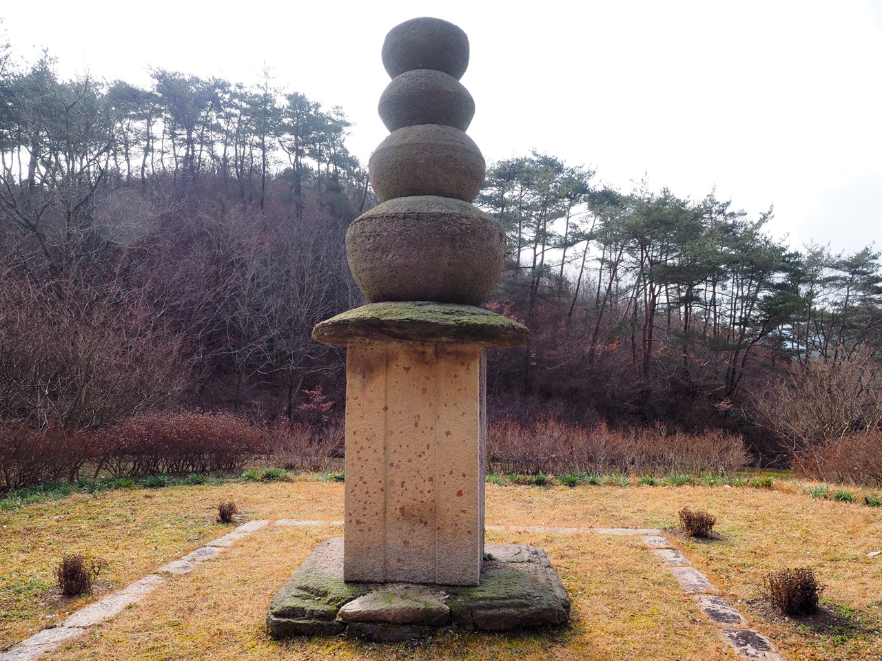 운주사 발형 다층석탑 대웅전 뒤편에 있으며 1층부터 4층까지의 형태가 주판알 같은 모습이다. 1918년 제작된 <조선고적도보>에는 현재의 모습과 달리 7층으로 되어 있다. 독특한 형태의 석탑이지만 눈에 거슬리지 않고 기발한 조영기법을 보이는 석탑으로 운주사에서만 볼 수 있다.  