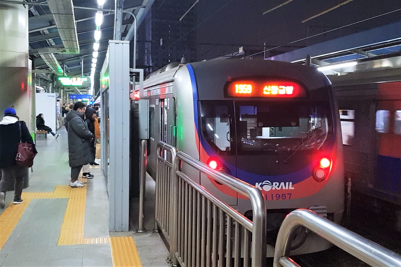 서울 지하철 1호선의 경부선 급행열차 모습. 개편 이후 도리어 '뜨거운 감자'가 되었다.