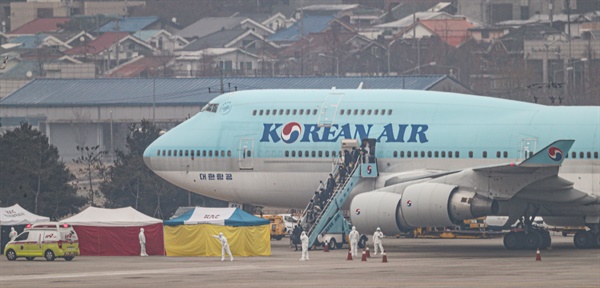 중국 후베이성 우한에 거주 중인 교민들을 태운 2차 전세기가 지난 2월 1일 오전 김포공항에 도착해 탑승자들이 트랩을 내려오고 있다.