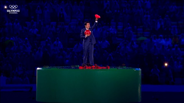 2016년 리우올림픽 폐막식에서 슈퍼마리오 복장을 하고 등장한 아베 신조 일본 총리.