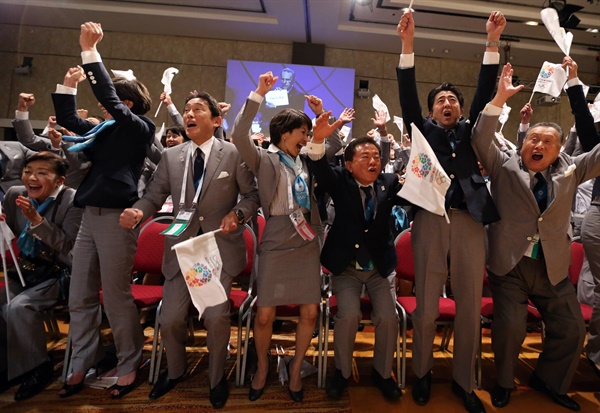 지난 2013년 2020년 도쿄 올림픽 개최가 확정된 뒤 아르헨티나 부에노스아이레스의 국제올림픽위원회(IOC) 총회장에서 도쿄 유치위원회 관계자들이 기뻐하고 있다.