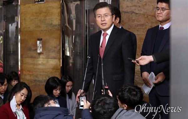 자유한국당 황교안 대표가 5일 오전 서울 여의도 국회에서 주요당직자회의를 주재하고 나서며 기자들의 질문을 받고 있다. 
