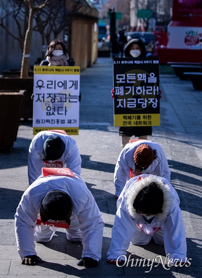 핵폐기를 위한 전국네트워크 회원들이 5일 오전 서울 광화문 광장에서 2020년 원자력진흥법 폐지를 촉구하며 오체투지를 하고 있다.